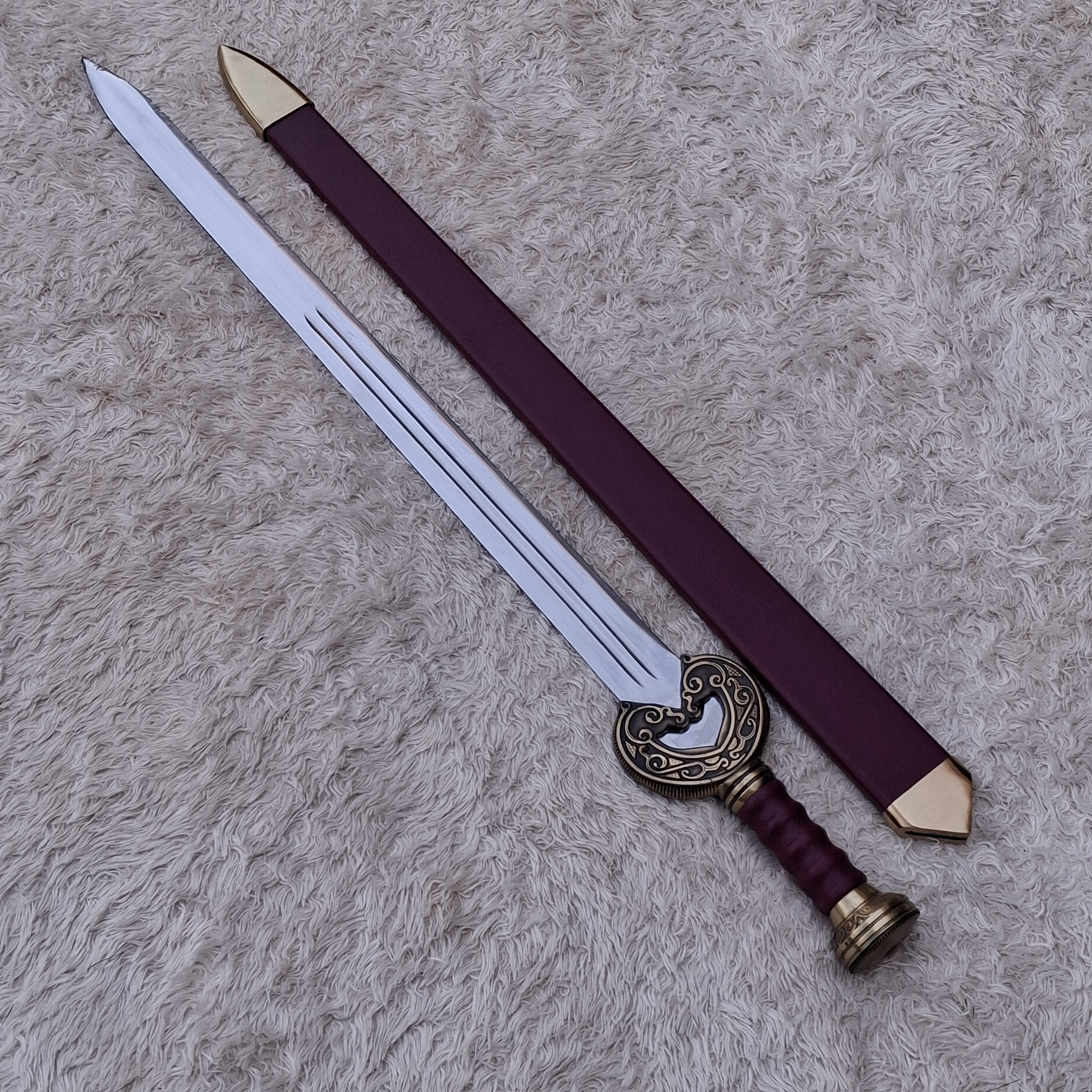 Herugrim Sword Replica – High Carbon Steel Fantasy Collectible with Display Plaque