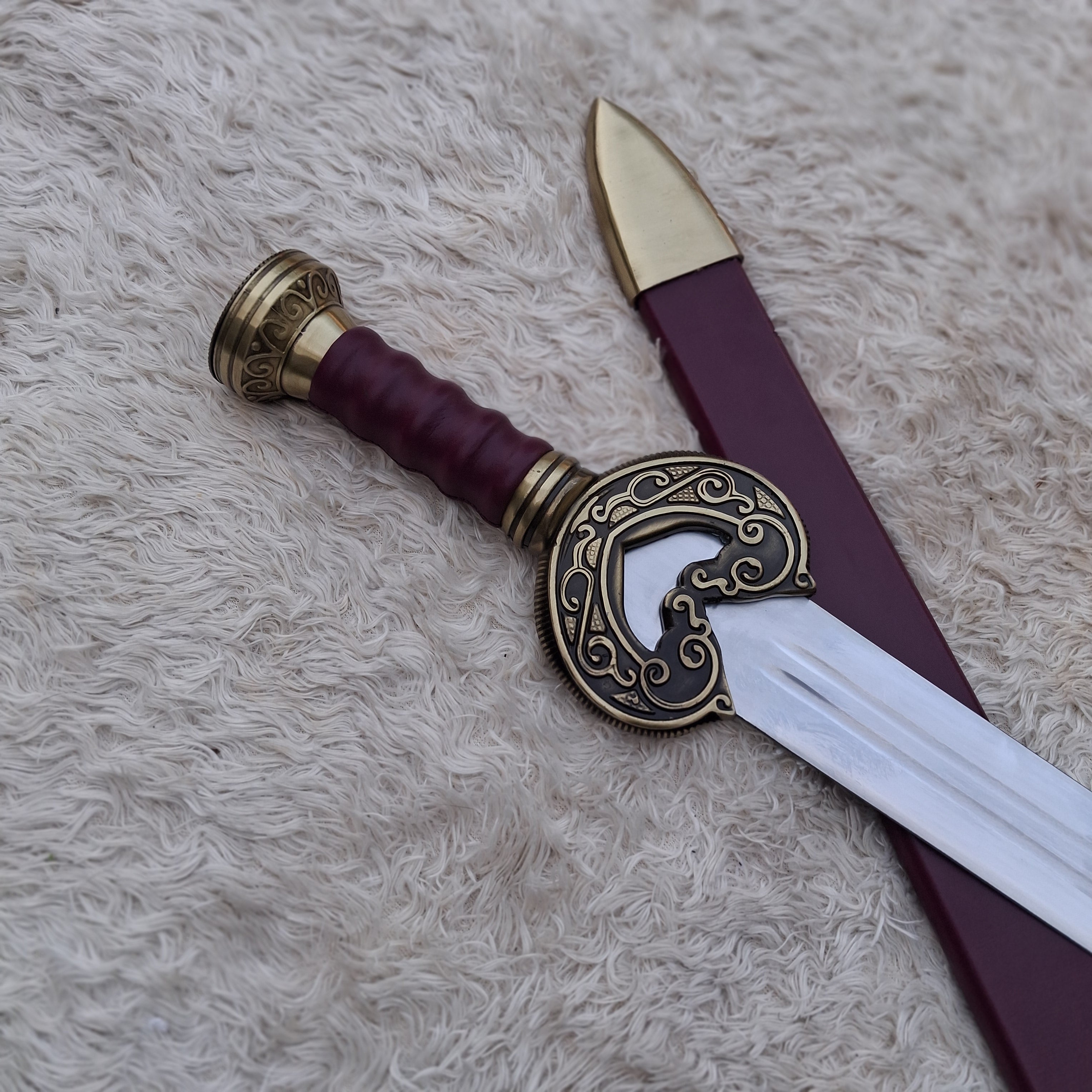 Herugrim Sword Replica – High Carbon Steel Fantasy Collectible with Display Plaque